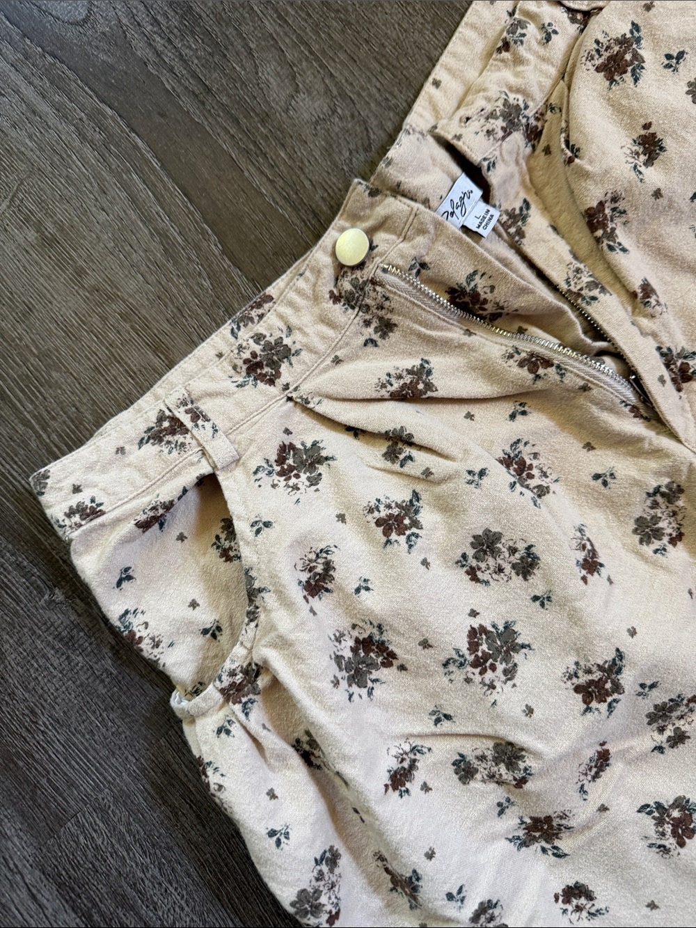 Neutral Floral Cropped Pants - Picture 4 of 4